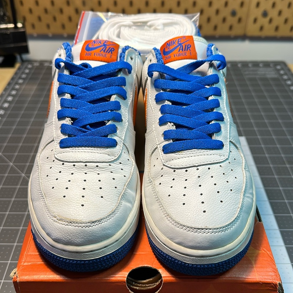 AIR FORCE 1 LOW KNICKS
PRE-OWNED 
WHITE/ORANGE BLAZE-SIGNAL BLUE
306509-181
RARE